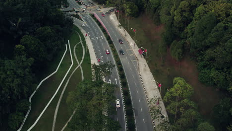 revelando una vista aérea del tráfico urbano de la ciudad metropolitana en el cruce de la autopista, kuala lumpur