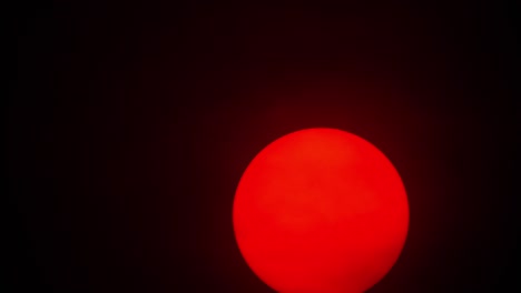 esfera de sol roja en el espeso smog
