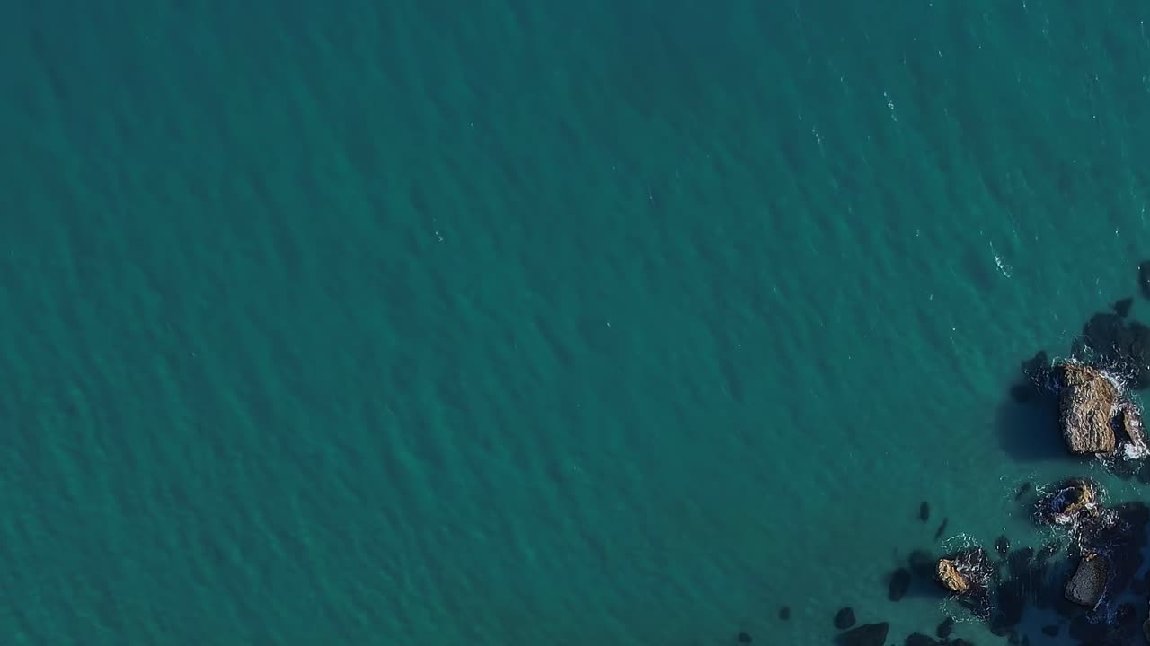 Acqua di mare turchese e rocce sottomarine vista aerea