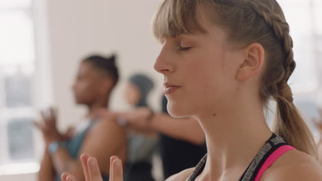 Retrato-De-Clase-De-Yoga-Mujer-Caucásica-Saludable-Practicando-Pose-De-Oración-Disfrutando-De-Un-Estilo-De-Vida-Físico-Haciendo-Ejercicio-Con-Personas-Multiétnicas-En-Un-Estudio-De-Ejercicios