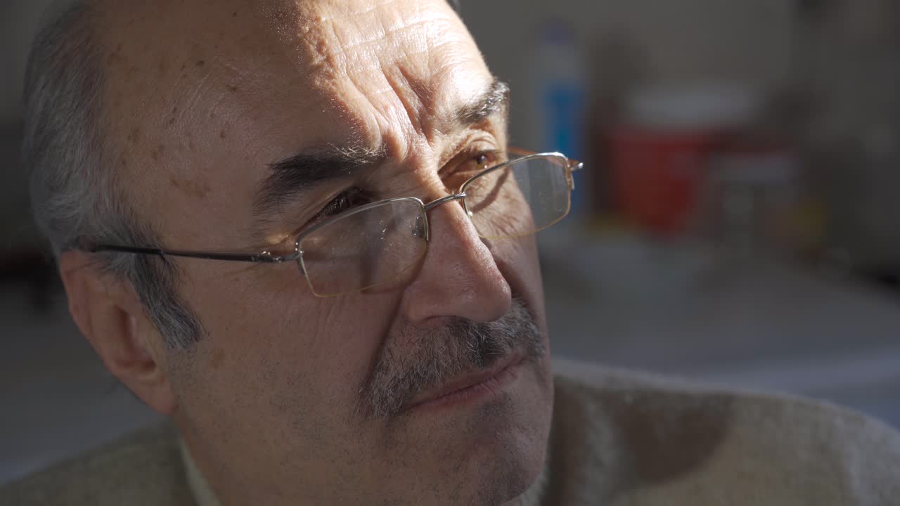 el rostro y los ojos de un anciano.