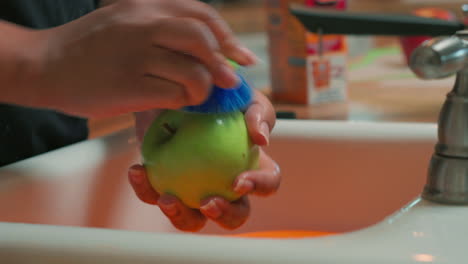 fregar una manzana verde para usarla en una receta o merienda casera
