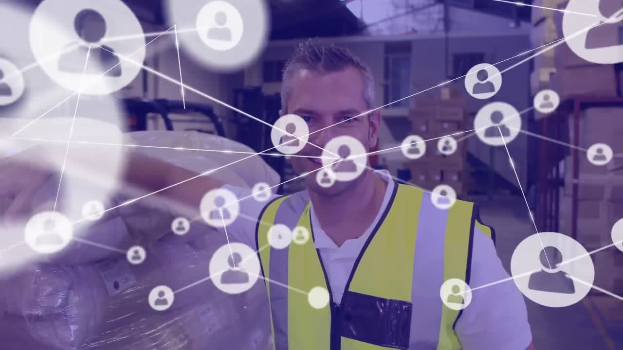 animación de una red de iconos de perfil contra un trabajador caucásico sonriendo en un almacén.