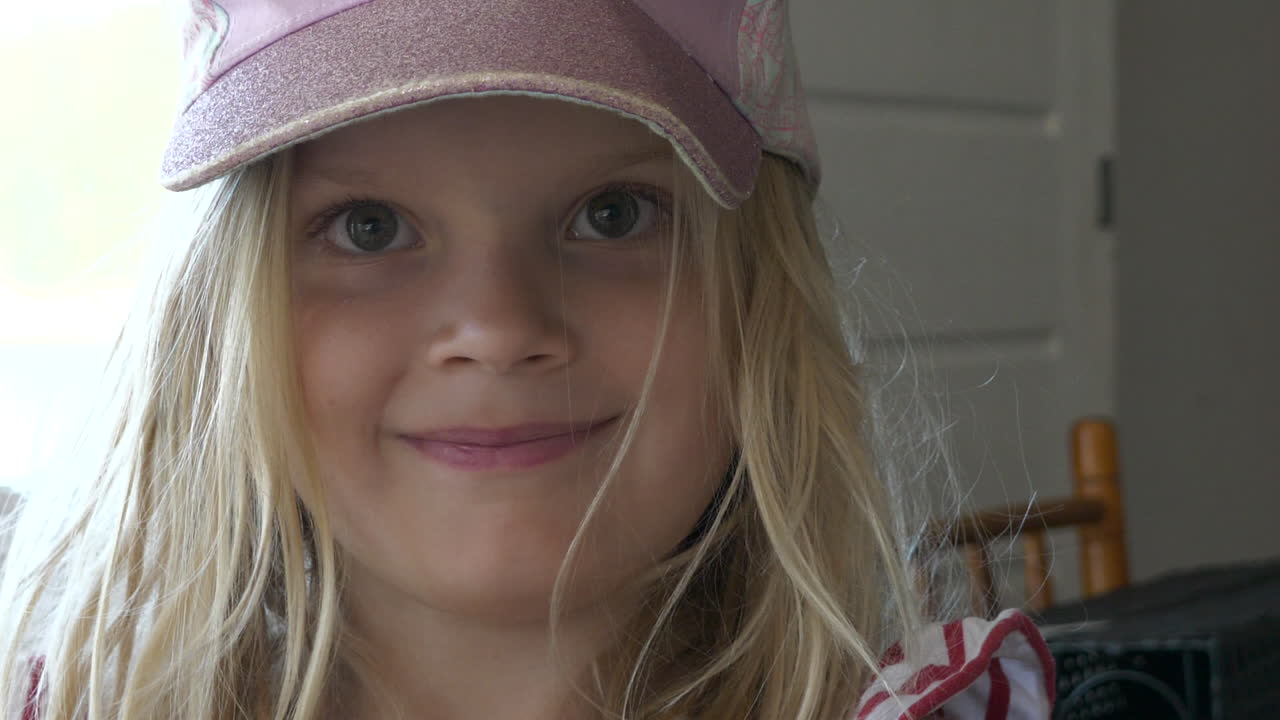 행복한 미소로 바뀌는 심각한 백인 아이 얼굴, 클로즈업