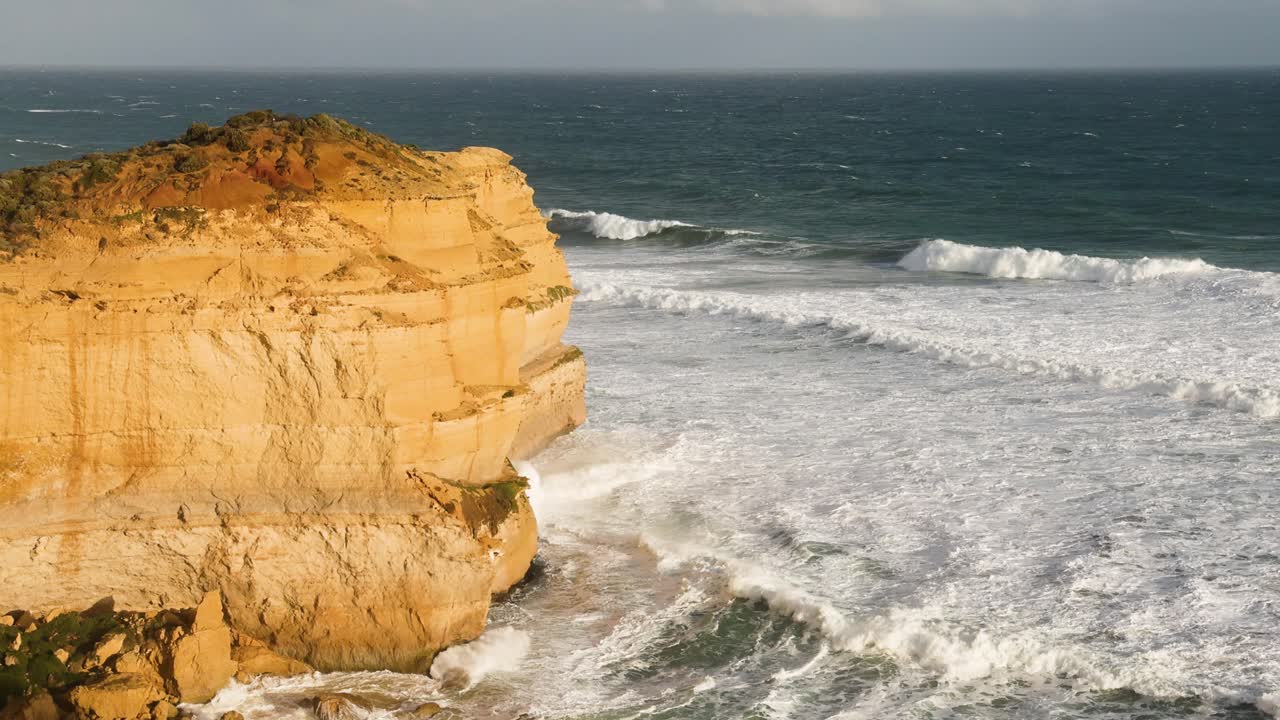 Ocean waves hitting the Twelve Apostles cliffs
