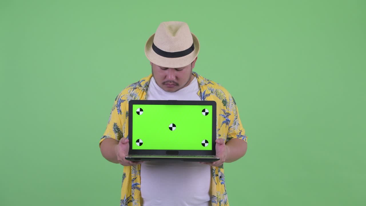 joven, guapo y gordo turista asiático