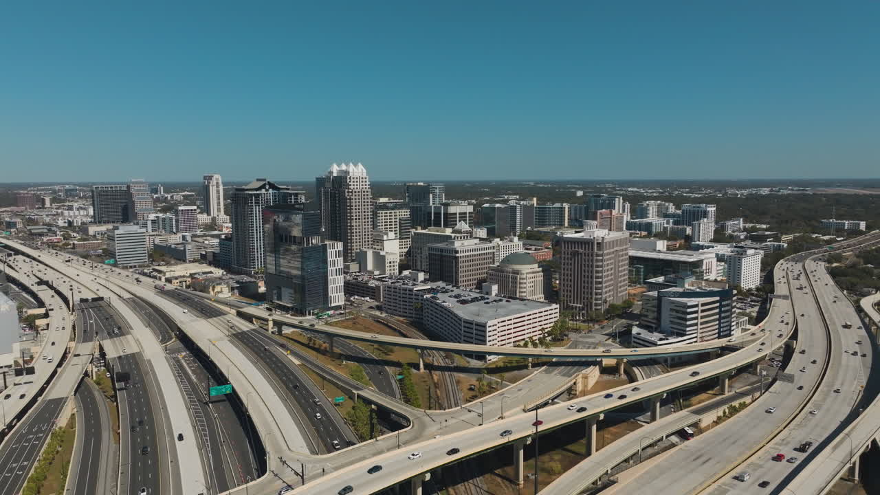 Klip gerakan menjauh yang memperlihatkan pusat kota Orlando