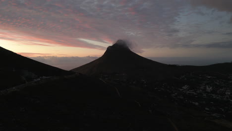 Momento-Rosado-De-La-Puesta-De-Sol-Capturado-Por-Un-Dron-De-Lions-Head-Mountain-En-Ciudad-Del-Cabo,-Sudáfrica