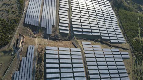 Vista-Aérea-De-Una-Granja-Fotovoltaica-En-La-Cima-De-Una-Montaña-En-La-Isla-Paul-Da-Serra-De-Madeira.