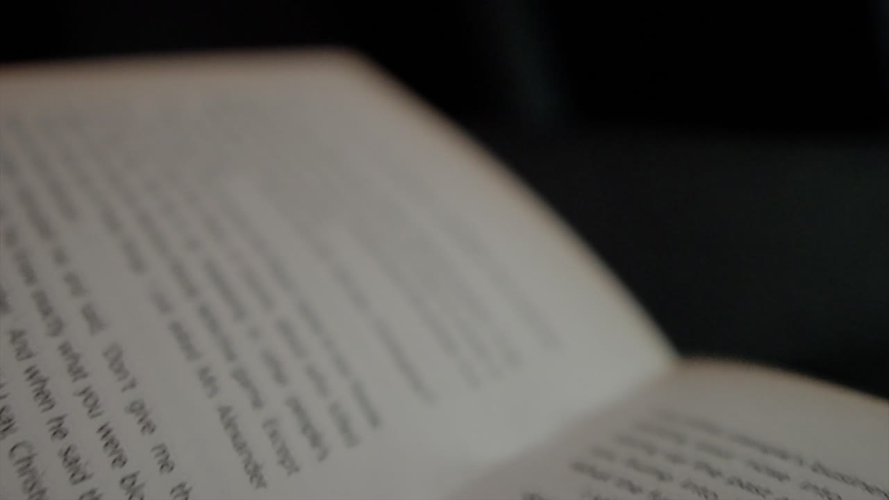 páginas de un libro y desenfoque de movimiento