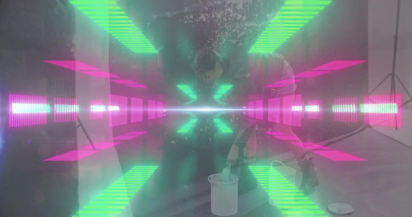 Modello che afferra un mestolo e lancia un liquido su un pannello trasparente, creando una distorsione al neon in una demo tecnologica.