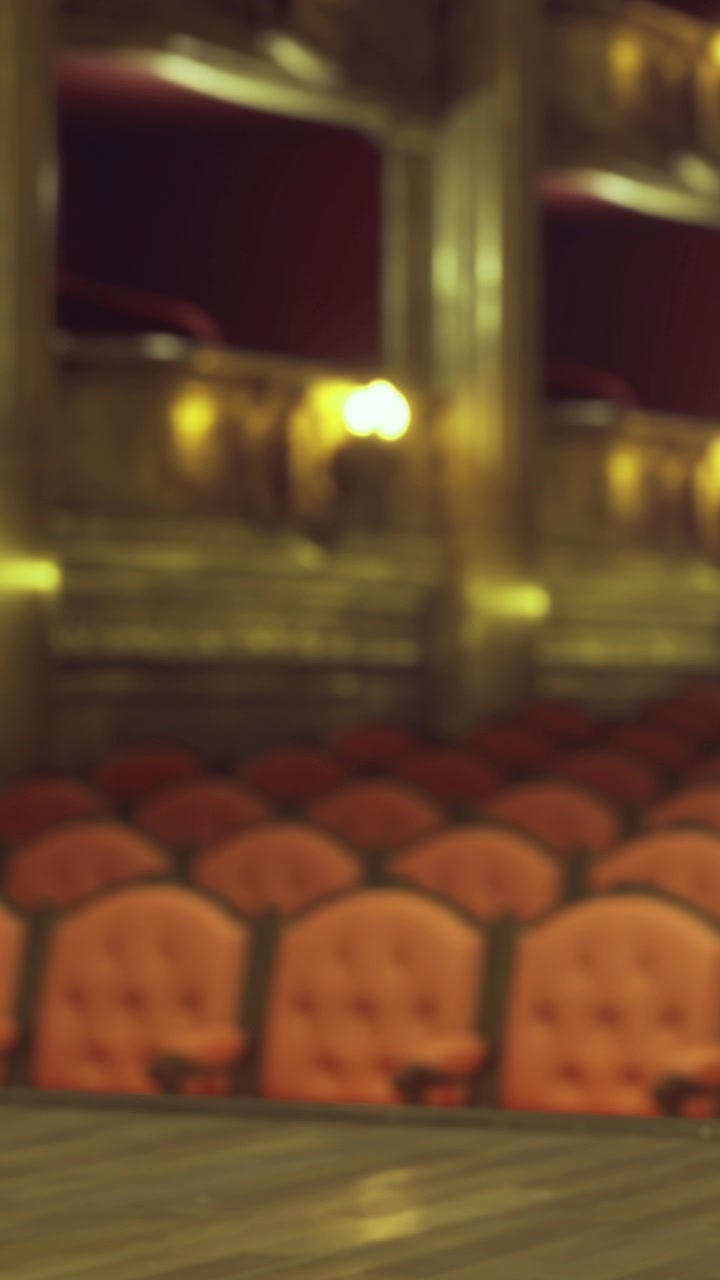 Poltrone vuote di un teatro in un luogo storico durante le ore serali.