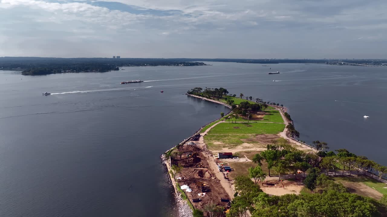 una vista aérea sobre la belleza tranquila y aislada de la isla hart en el estrecho de long island