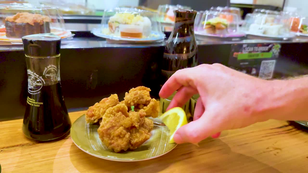 일본식 김 고기 위에 레몬을 손으로 러