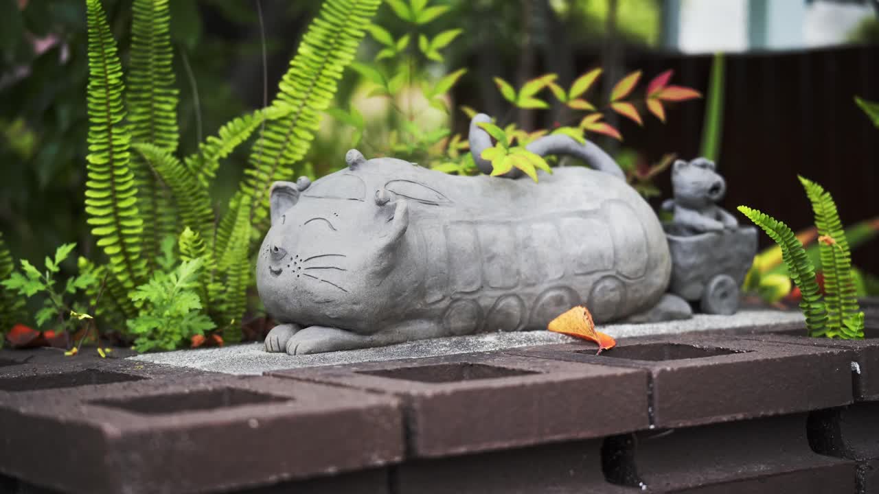 An Adorable Cat Sculpture found in Tokoname (Aichi, Japan)