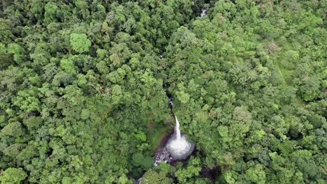 Rugiente-Cascada-De-La-Fortuna-Que-Fluye-Hacia-La-Piscina-De-La-Jungla-En-Costa-Rica