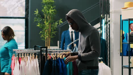 ladrón robando una tienda de ropa