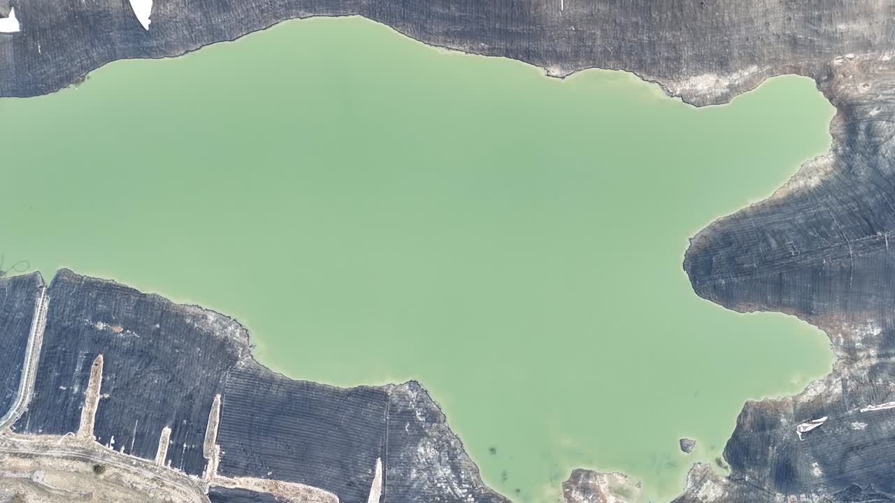 호수  에 있는 공중 숲, 푸른 숲 의 이미지 와 함께 호수 의 물 이 푸른색 으로 변한다