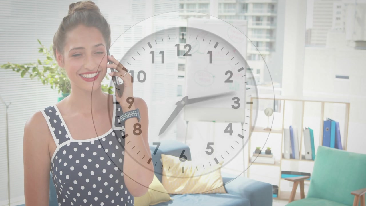 Mujer contestando el teléfono, hablando y riendo en la llamada mientras una superposición de reloj rastrea los minutos para tecnología