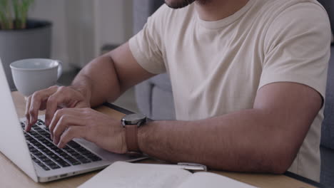 estudiante de sexo masculino escribiendo una tarea en línea