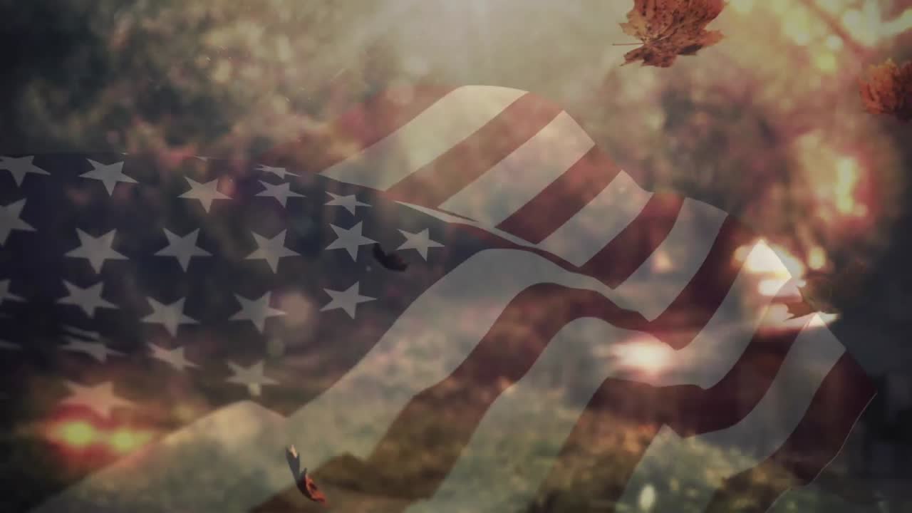 Composizione digitale della bandiera americana che sventola sopra diverse foglie autunnali che cadono sullo sfondo di un parco