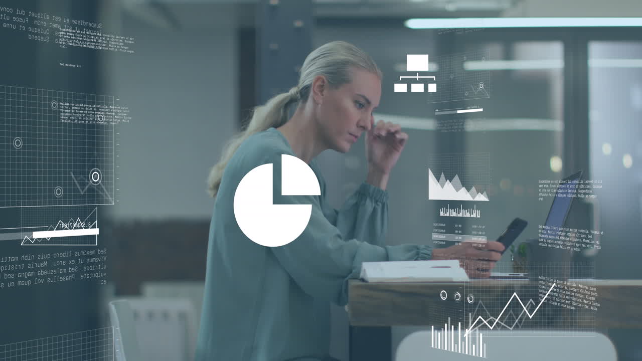 анимация обработки данных над кавказской бизнесменкой в офисе