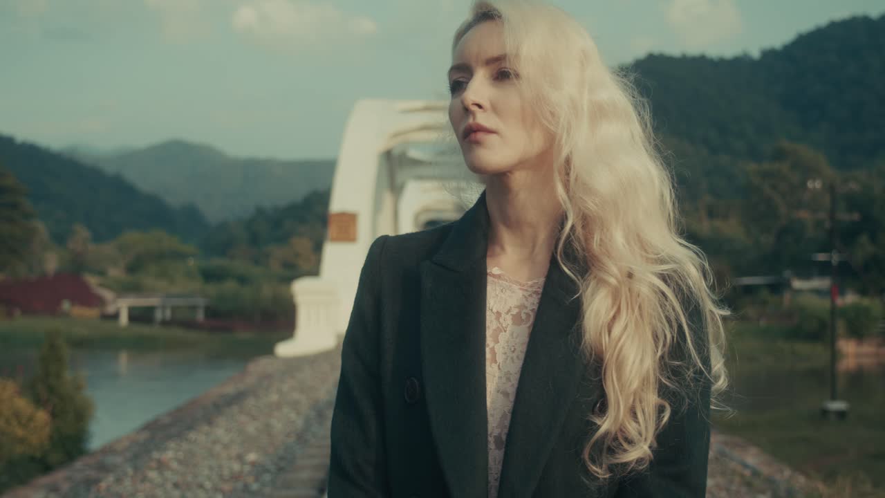 야외에서 시간을 확인하는 여성