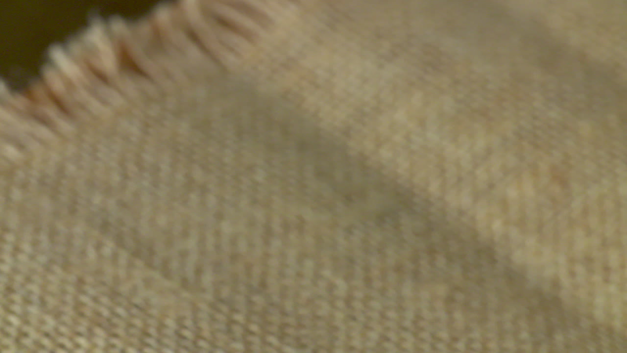 primer plano deslice a través de un plato de zanahorias enteras crudas a la espera de ser peladas