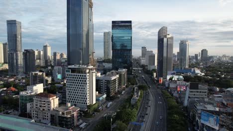 vista aérea de jakarta desde arriba de la calle sudirman por la mañana con el edificio y las horas pico