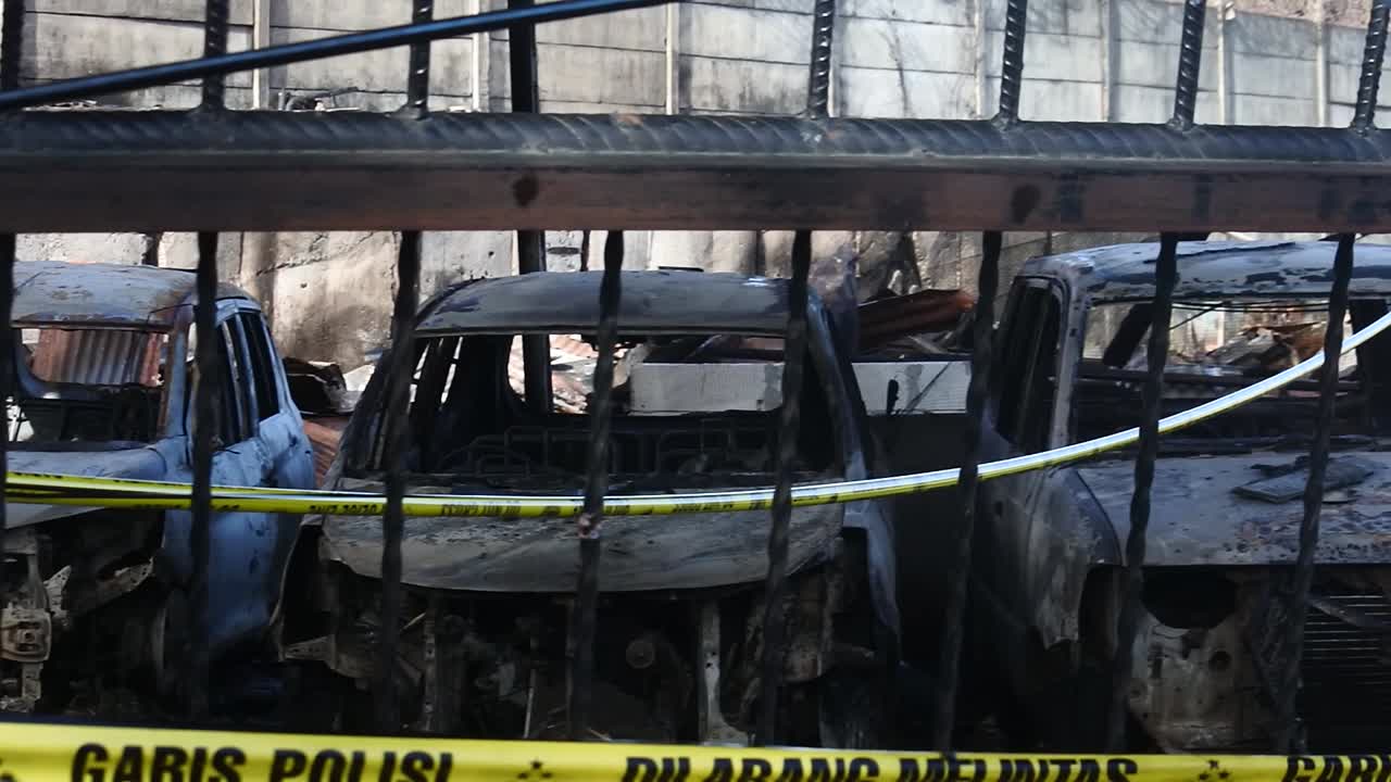 인도네시아 자카르타 북부 플럼에서 연료 기름 저장 크가 폭발하면서 불타는 자동차의