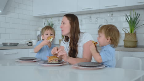 Children-in-the-kitchen-feed-their-mom-with-self-cooked-diet-burgers