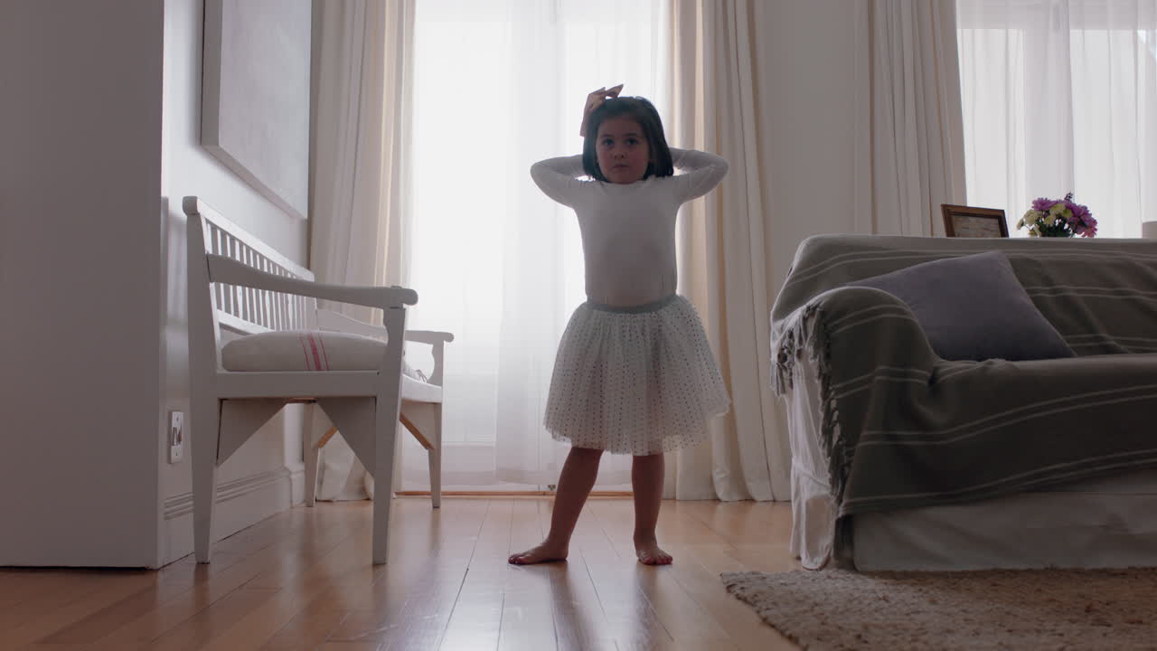 una pequeña bailarina feliz practicando ballet con tutu jugando a un juego de simulación en casa disfrutando de la imaginación infantil 4k