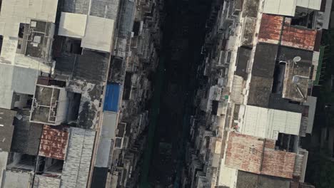 cabeza aérea de un viejo complejo de apartamentos densamente poblados llamado en quarry bay, hong kong, china