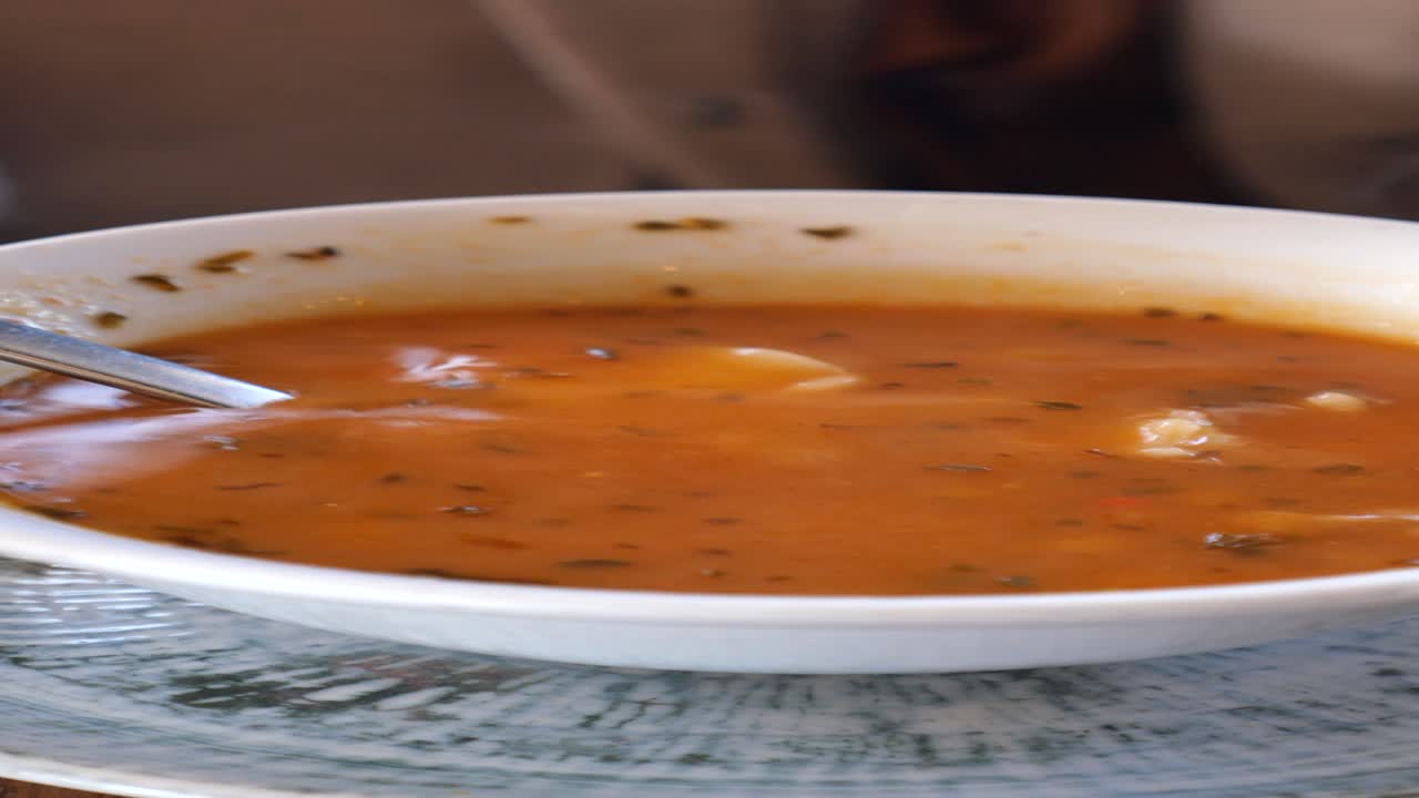 un plato de sopa de frijoles blancos