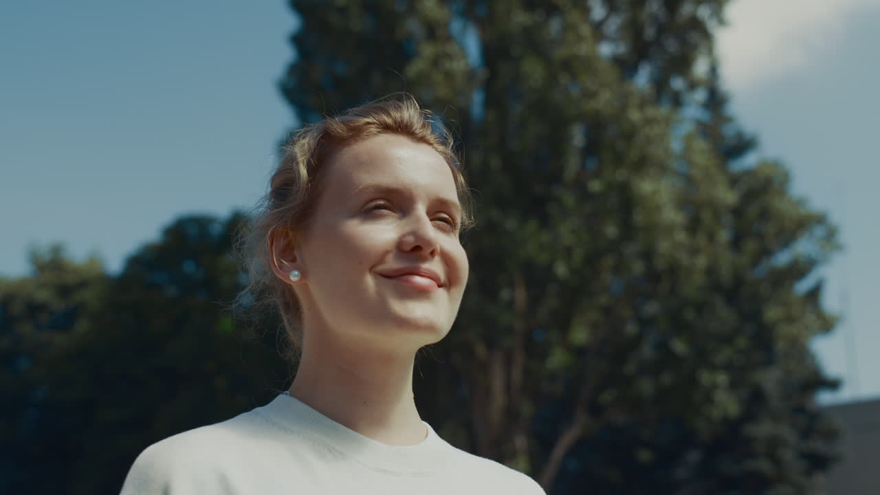 아름다운 여성이 공기 키스를 보내서 아이들에게 인사를 하고 있습니다. 엄마의 지원