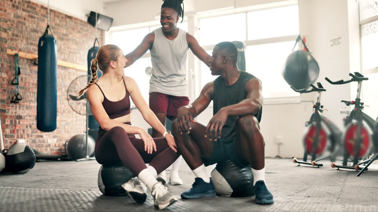 amigos relajándose en el gimnasio