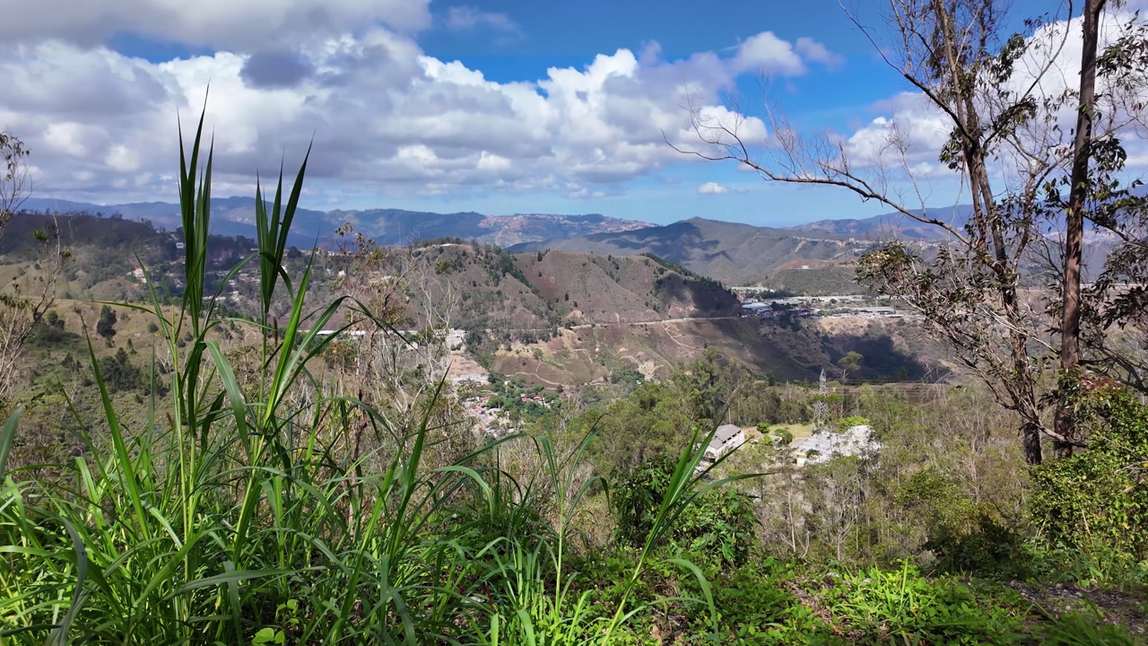 Pan left panorama of green mountain landscape in San Antonio de los Altos, Venezuela, dense vegetation and a calm natural environment, emphasizing serenity and rural elevation.