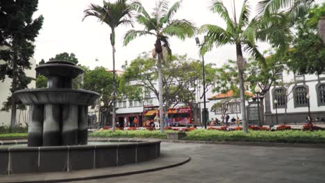 plaza de la ciudad con fuente y gente