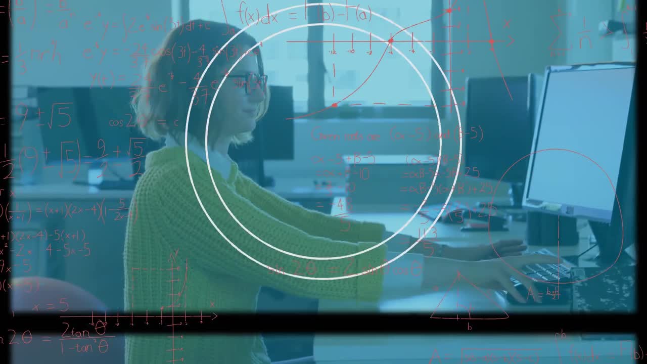animación de fórmulas matemáticas sobre una mujer de negocios usando computadora