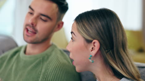 pelea, divorcio y pareja con deudas en un sofá