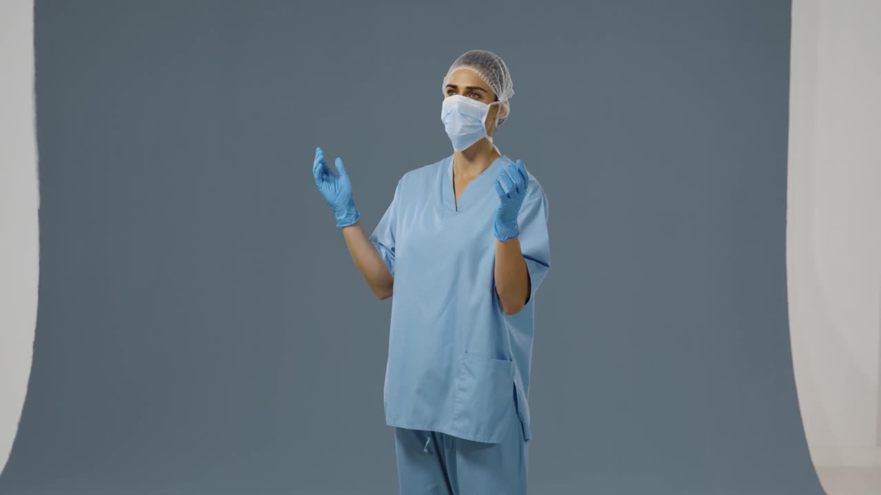 un joven cirujano en bata