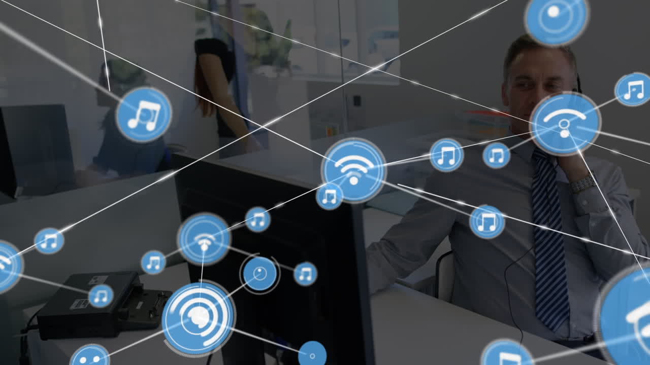 animación de iconos conectados con líneas, ejecutivo de atención al cliente caucásico hablando a través de auriculares.