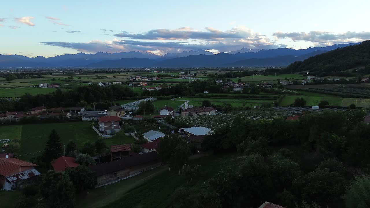 vista aérea de drones de campos y paisajes rurales en el norte de italia