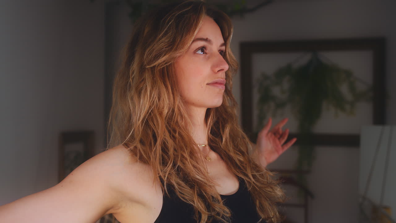 primer plano de mujer moviendo los brazos en pose de yoga, entrenamiento en casa