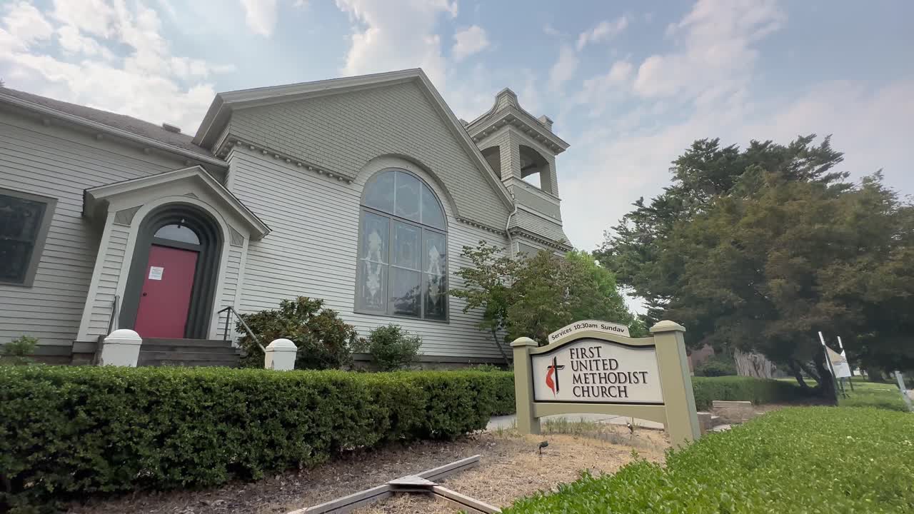 오리건 주 애 ⁇ 랜드 에 있는 제 1 연합 감리교 교회 의 빨간 문