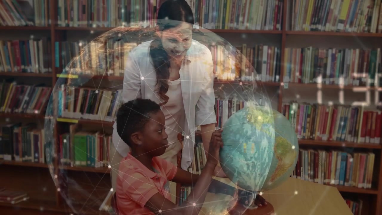Maestra guiando a un niño que gira un globo terráqueo en una biblioteca, explorando regiones con una superposición holográfica.