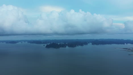 La-Bahía-De-Ha-Long-Es-Una-Visita-Obligada.