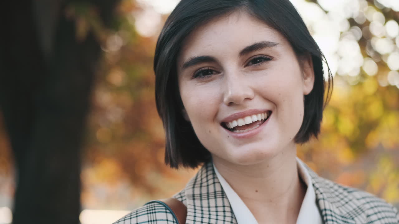 una mujer de negocios elegante al aire libre.