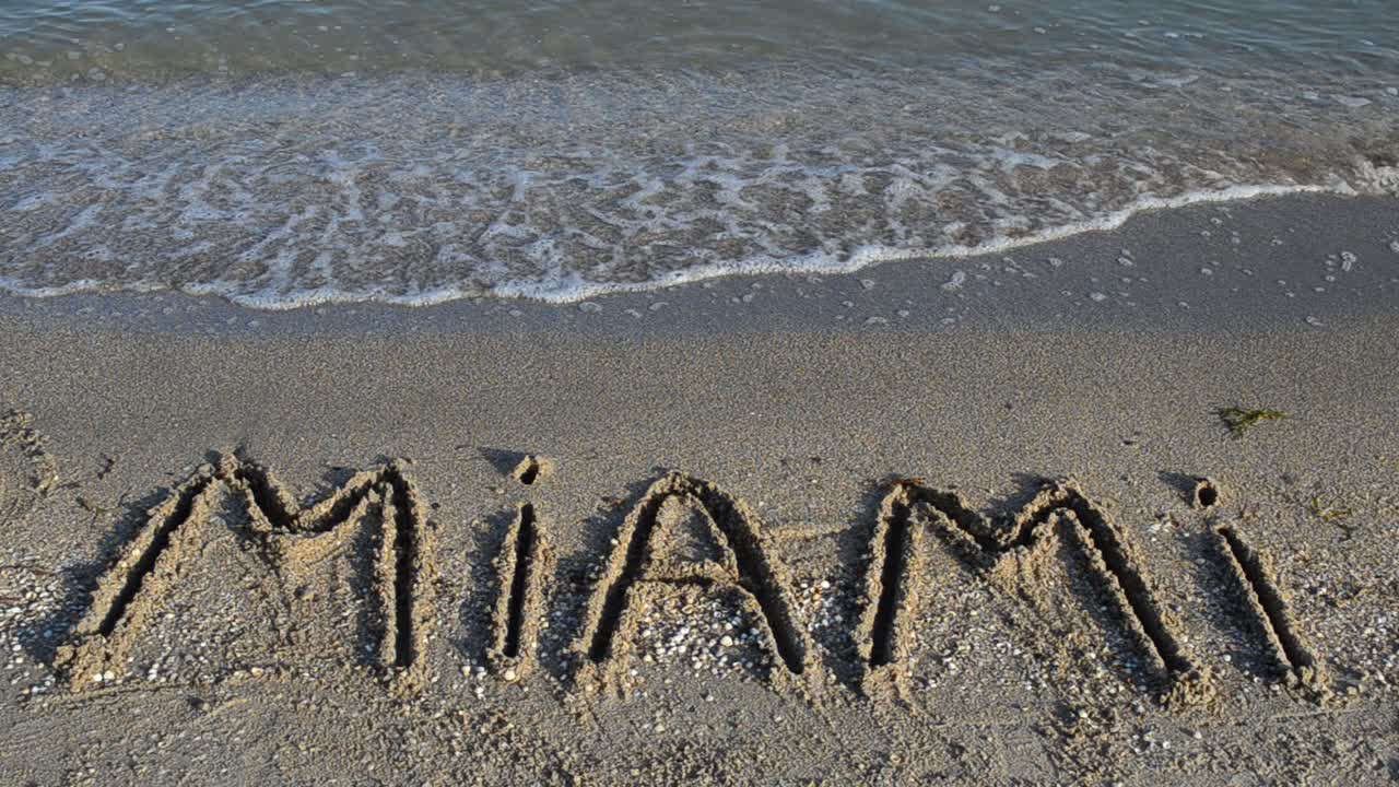 Die Inschrift Miami im Sand. Inschrift auf Sand