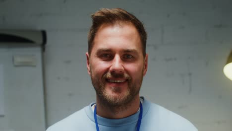 retrato de un hombre sonriente